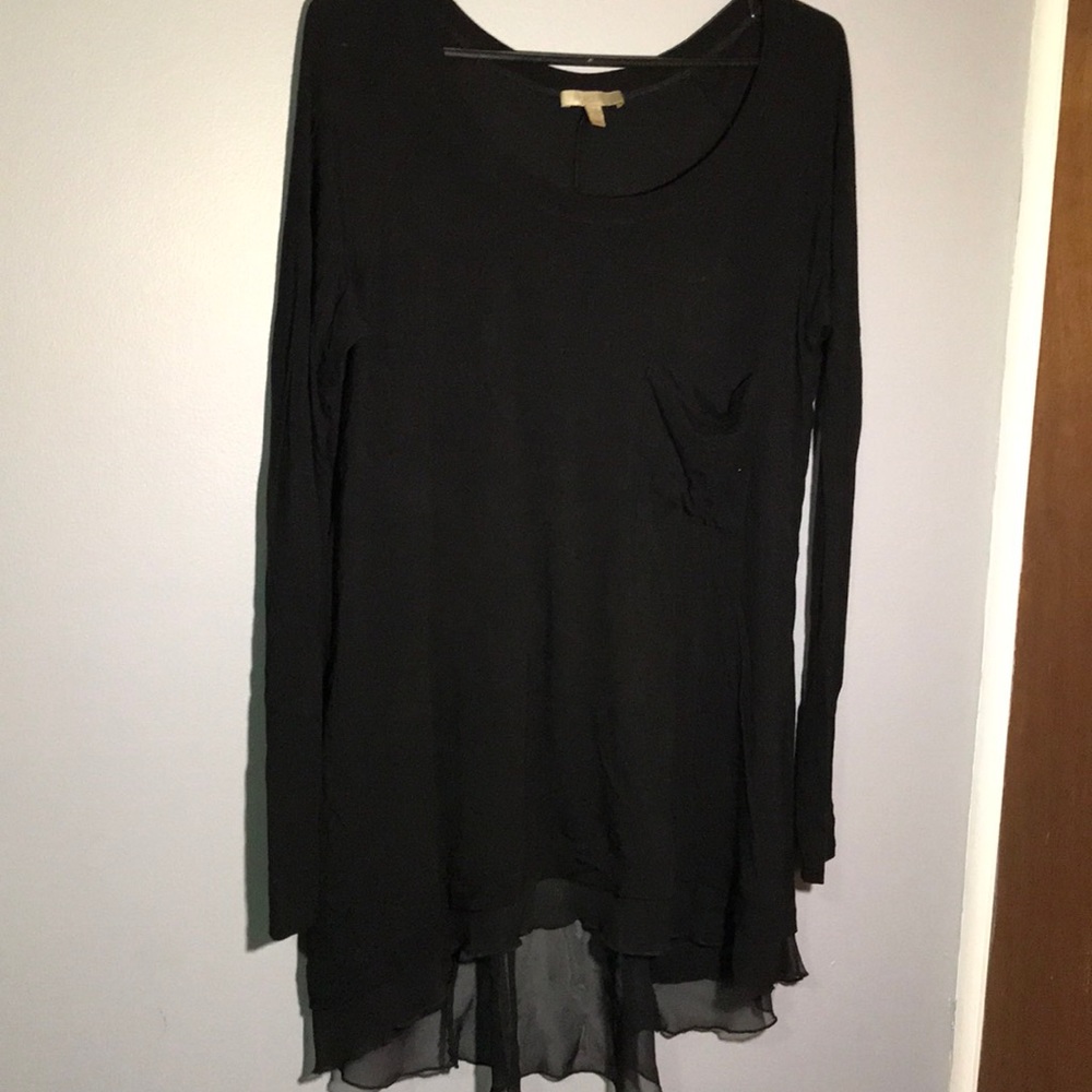 A black blouse🖤